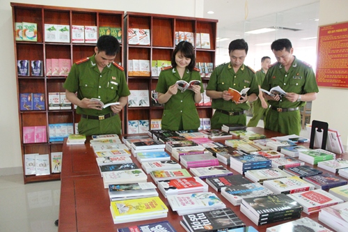 Khu trưng bày và phát hành sách về kỹ năng sống của Chi đoàn Trung tâm TTKH & TLGK thu hút được sự quan tâm của nhiều độc giả